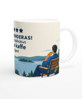 Somrigt motiv av en man som njuter av utsikten över vattnet på en kaffemugg