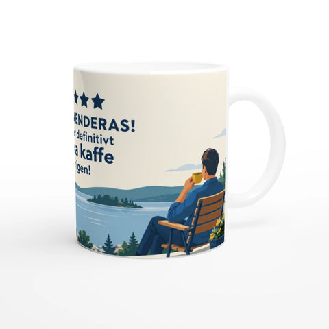 Somrigt motiv av en man som njuter av utsikten över vattnet på en kaffemugg