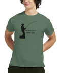 Satirisk grön t-shirt med svart siluett av man som fiskar med texten "JAG HAR ETT LÅNGT SPÖ".