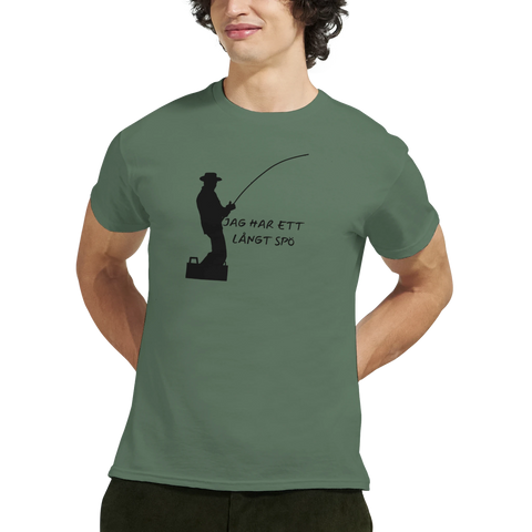 Satirisk grön t-shirt med svart siluett av man som fiskar med texten "JAG HAR ETT LÅNGT SPÖ".