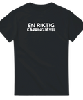 En riktig kärringjävel" vit text på svart t-shirt.