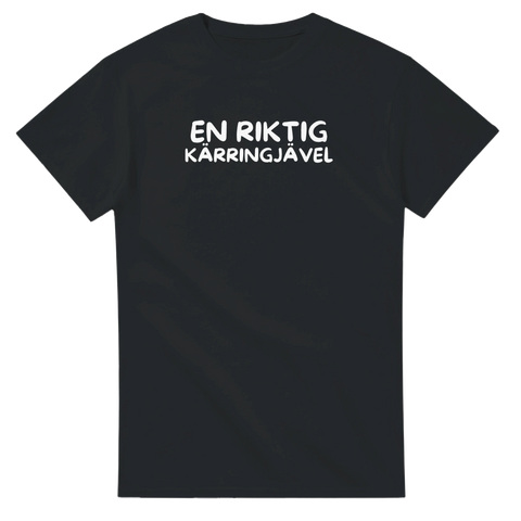 En riktig kärringjävel" vit text på svart t-shirt.