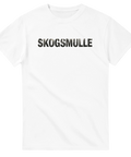 Minimalistisk vit t-shirt med motivet Skogsmulle fyllt av barrskog