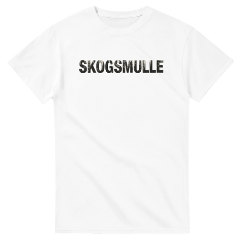 Minimalistisk vit t-shirt med motivet Skogsmulle fyllt av barrskog
