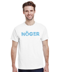 Man i vit t-shirt med blått texttryck föreställande ordet Höger