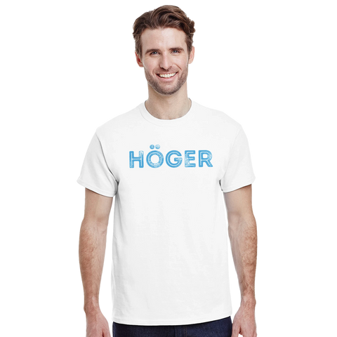 Man i vit t-shirt med blått texttryck föreställande ordet Höger