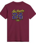 Los Angeles 24 USA texttryck i gult och lila på en vinröd t-shirt, sportig college-stil.
