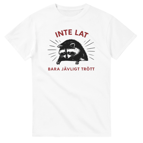 Illustration av trött tvättbjörn med texten Inte lat – vit t-shirt
