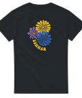 Svart t-shirt med färgglatt blommönster och texten Sommar i gul retrostil