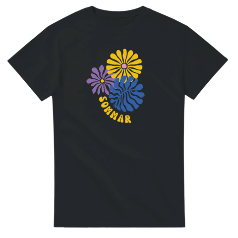Svart t-shirt med färgglatt blommönster och texten Sommar i gul retrostil