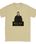Skandinavisk modeestetik med budskapet Relax Denmark Got This på beige t-shirt