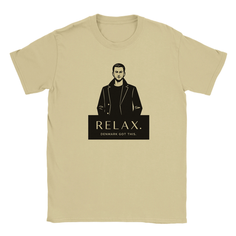 Skandinavisk modeestetik med budskapet Relax Denmark Got This på beige t-shirt