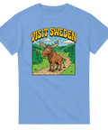 Ljusblå t-shirt med retro cartoon-älg på skogsväg och texten Visit Sweden