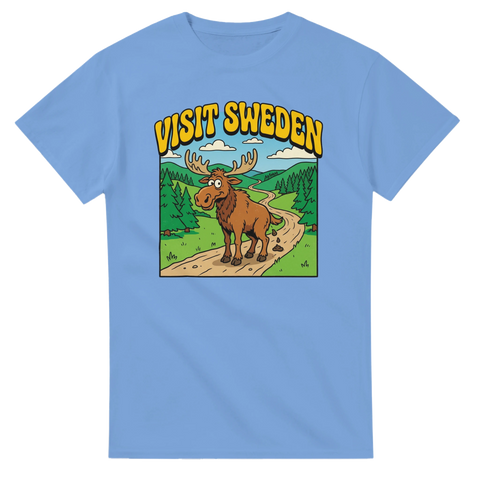 Ljusblå t-shirt med retro cartoon-älg på skogsväg och texten Visit Sweden