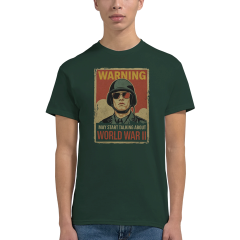 Militärposter med soldat, "Warning May Start Talking About WWII" på mörkgrön t-shirt.