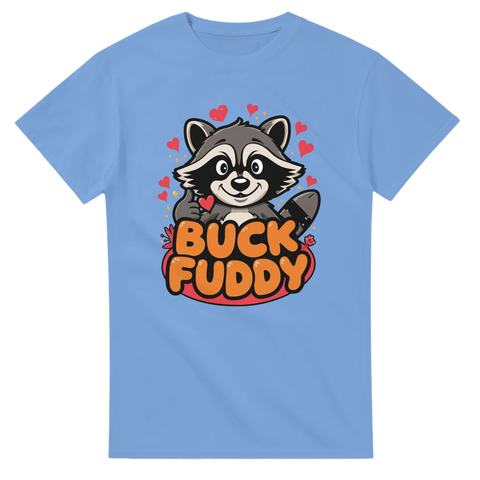 Ljusblå t-shirt med grafiskt humortryck föreställande en tvättbjörn