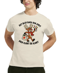 Modell i beige t-shirt med en hjort, flaska och texten ”Det blev bara ren sprit – men hjort är hjort”.