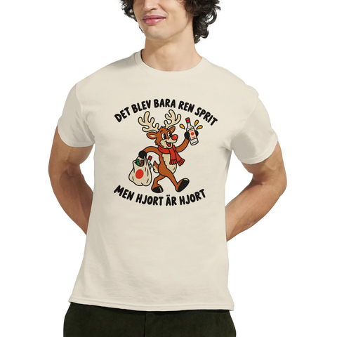 Modell i beige t-shirt med en hjort, flaska och texten ”Det blev bara ren sprit – men hjort är hjort”.