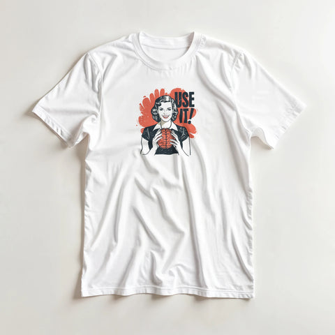 Flatlay av vit t-shirt med grafiskt tryck av hjärna och pinup-kvinna