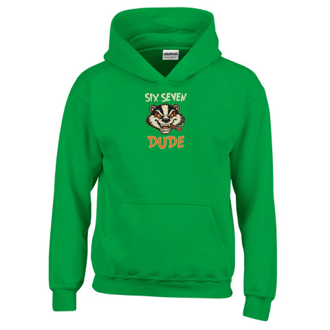 Billy Badger-tryck med arg grävling som röker cigarr och texten "Six Seven Dude" på grön barnhoodie.