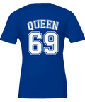 Vit "QUEEN 69" med dubbel kontur på kungsblå t-shirt, sportig college-stil.