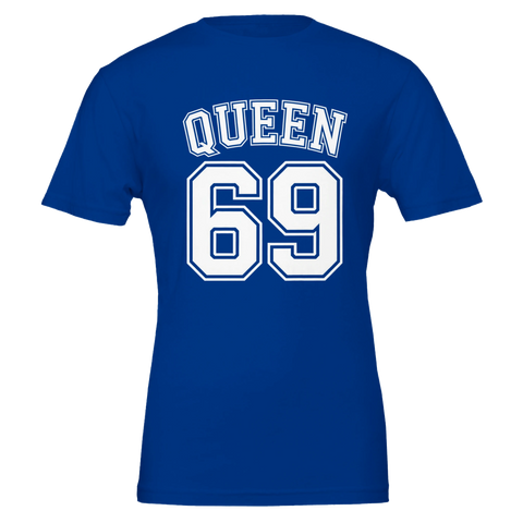 Vit "QUEEN 69" med dubbel kontur på kungsblå t-shirt, sportig college-stil.