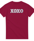Lila hjärtgrafik inuti texten XOXO på en vinröd t-shirt