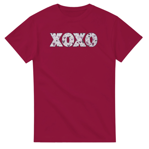 Lila hjärtgrafik inuti texten XOXO på en vinröd t-shirt