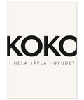 Svart text "KOKO I HELA JÄVLA HUVUDET" på beige poster.