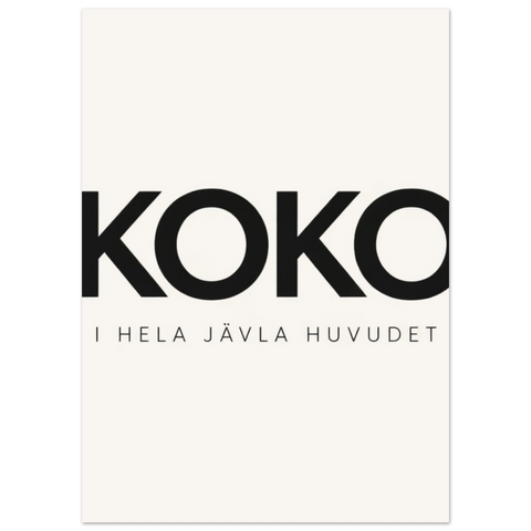 Svart text "KOKO I HELA JÄVLA HUVUDET" på beige poster.