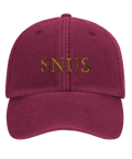Vinröd keps med ordet "Snus" broderat i gult på framsidan.