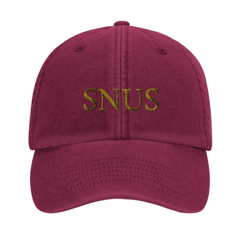 Vinröd keps med ordet "Snus" broderat i gult på framsidan.