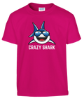 Tecknad blå haj med solglasögon och texten Crazy Shark på en cerise barntröja
