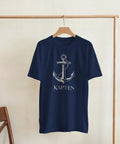 Stilren t-shirt med maritimt motiv hängande på en klädställning