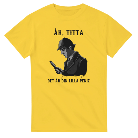 Sarkastisk t-shirt med motiv av undersökande detektiv på gul bakgrund