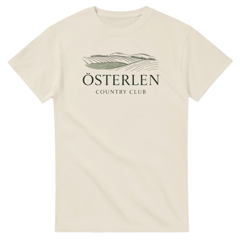 Minimalistisk landskapsvy med böljande fält på en sandfärgad t-shirt