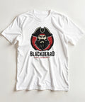 Närbild på retro piratmotiv med humoristisk text för en kaxig grafisk t-shirt