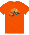 Retro Shirty-logotyp med apelsinskiva och solstrålar på en orange t-shirt.