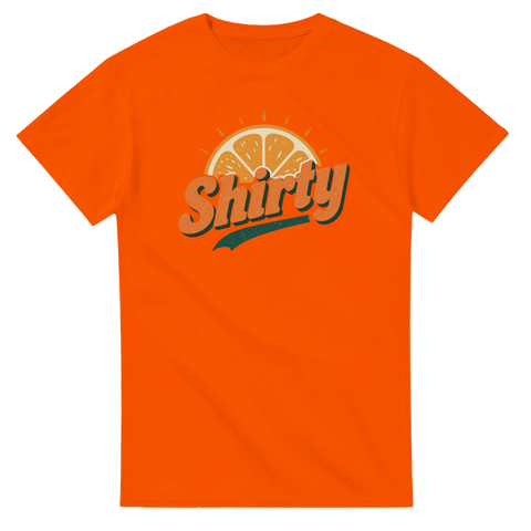 Retro Shirty-logotyp med apelsinskiva och solstrålar på en orange t-shirt.