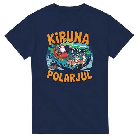 Marinblå t-shirt med Kiruna Polarjul tryck, tomte i släde och norrsken