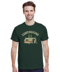 Man i mörkgrön t-shirt med grafiskt Campingkung-motiv i retrostil
