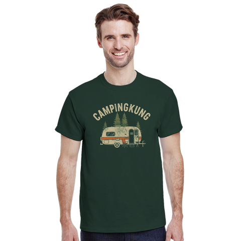 Man i mörkgrön t-shirt med grafiskt Campingkung-motiv i retrostil