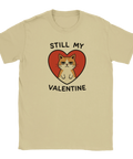 Beige t-shirt med ironisk illustration av en skeptisk katt i hjärta