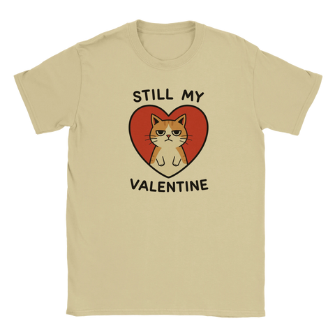Beige t-shirt med ironisk illustration av en skeptisk katt i hjärta