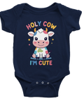 Tecknad färgglad ko, text "Holy Cow I'm Cute", på marinblå babybody.