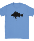 t-shirt med grafisk illustration av en svart abborre med droppande färgeffekt, perfekt för sportfiskare som gillar minimalistisk design.