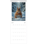 Rödräv med nöt i snöig skog, vinterbild för Väggkalender 2026.