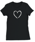 Handmålat vitt hjärta med penseldrag på svart dam t-shirt.