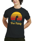 Man bär en humoristisk t-shirt med Nessie och texten Tree Fiddy