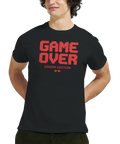 Man bär svart t-shirt med roligt Game Over Groom Edition motiv